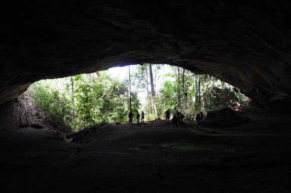 Entrando na Aroe-Jari, a maior caverna de arenito do Brasil, na Chapada dos Guimarães, no Mato Grosso